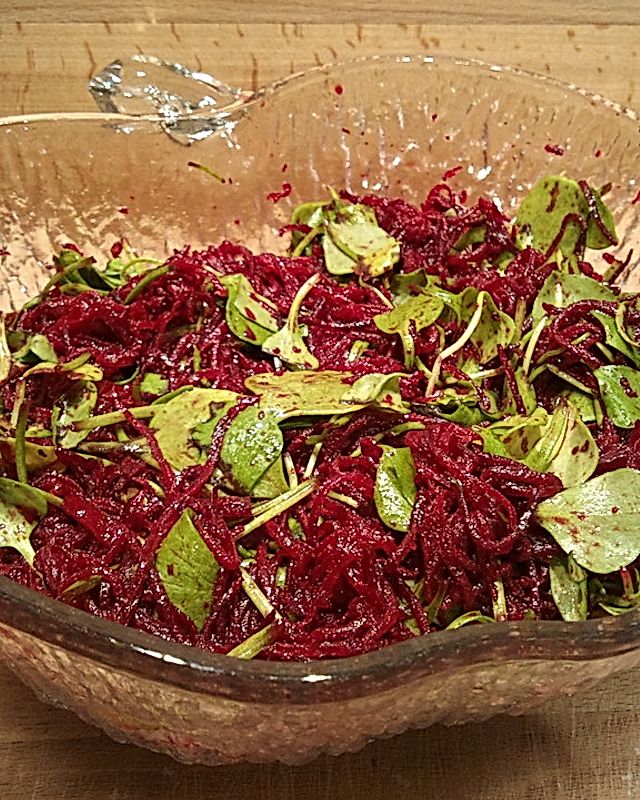 Frischer Rote-Bete-Salat mit Winterpostelein