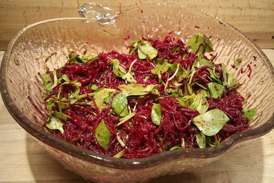 Frischer Rote-Bete-Salat mit Winterpostelein