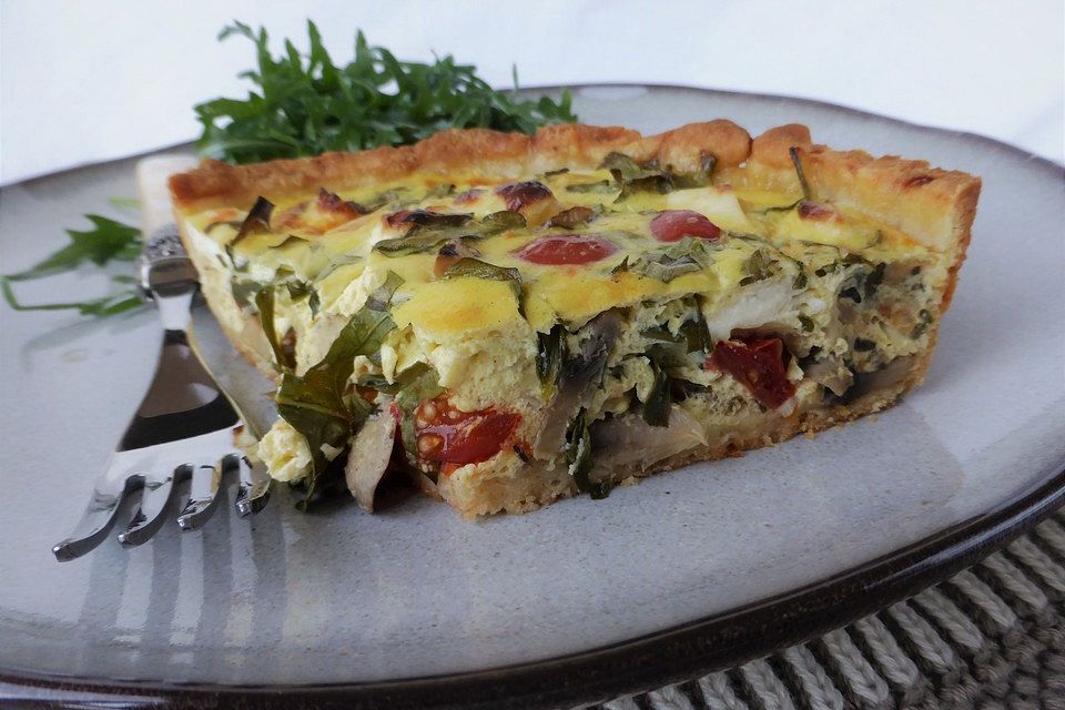 Quiche mit Tomaten, Pilzen, Feta und Rucola