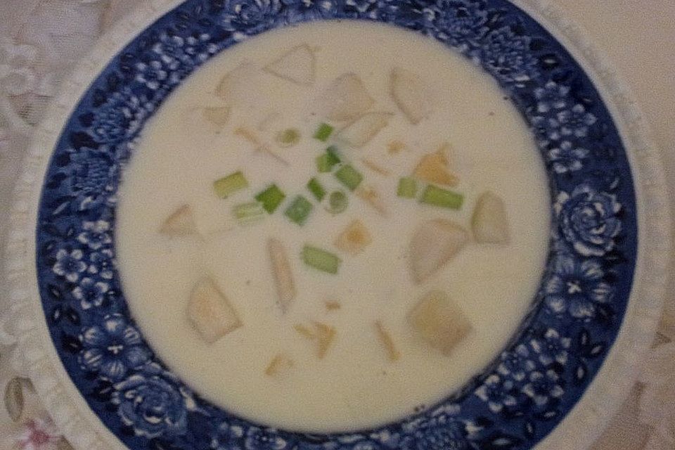 Käsecremesuppe mit Birnenwürfeln