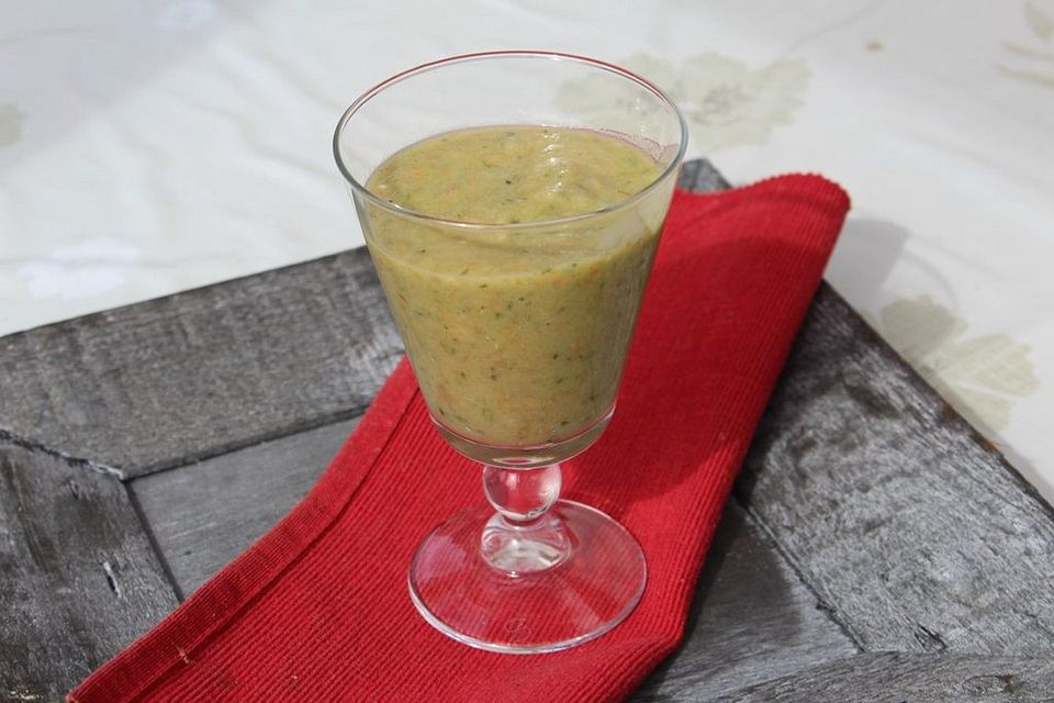 Möhre-Gurke-Apfel-Bananen-Smoothie mit Avocado