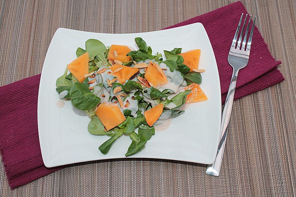 Feldsalat mit Kaki und gerösteten Mandeln in Joghurtdressing