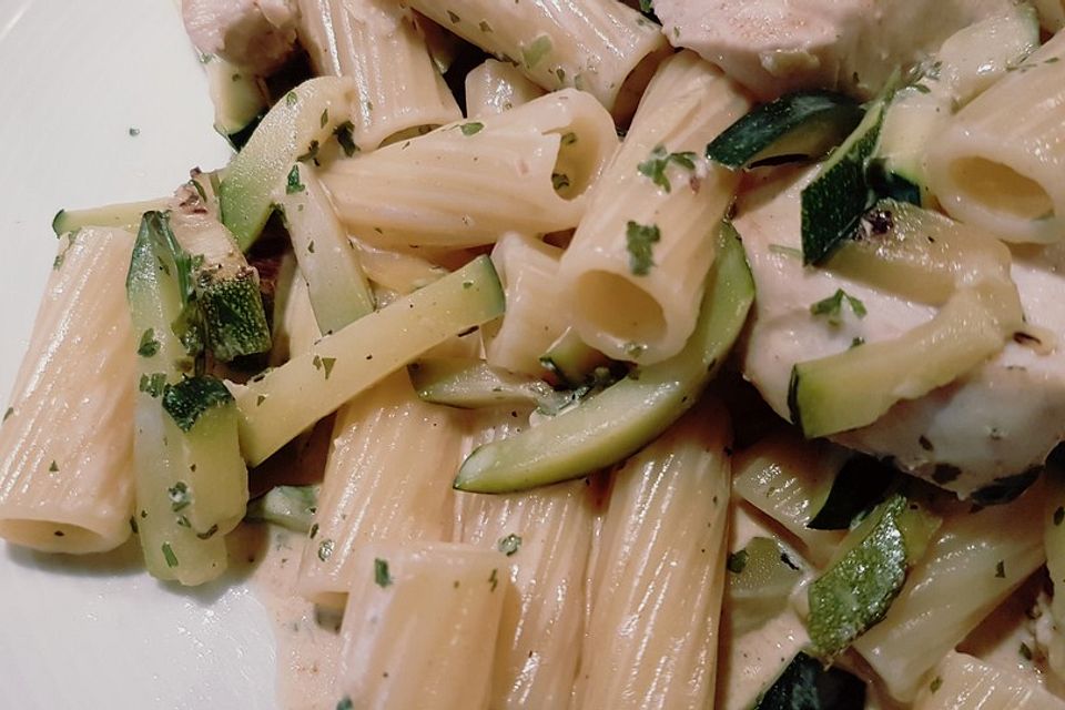 Zucchini-Pasta mit Hähnchenbrust in Kräutersahne