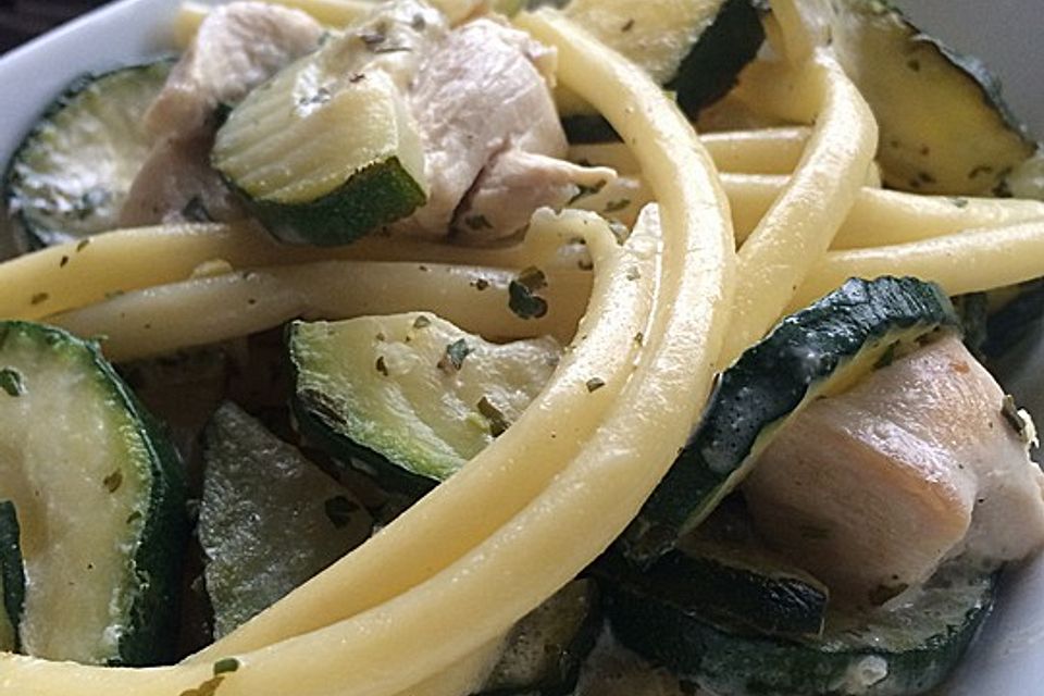 Zucchini-Pasta mit Hähnchenbrust in Kräutersahne