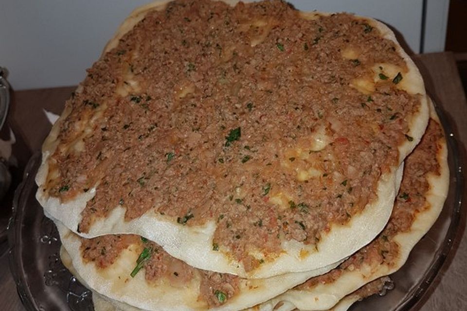 Türkische Pizza aus der Pfanne