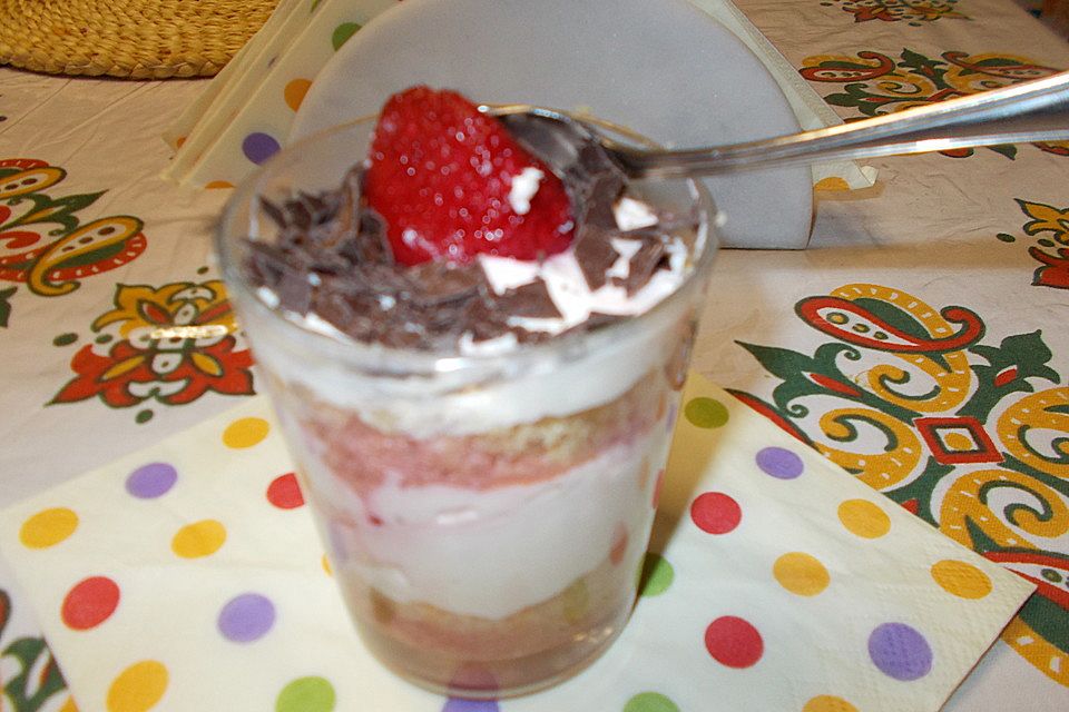 Käsekuchen mit Erdbeersaft im Glas