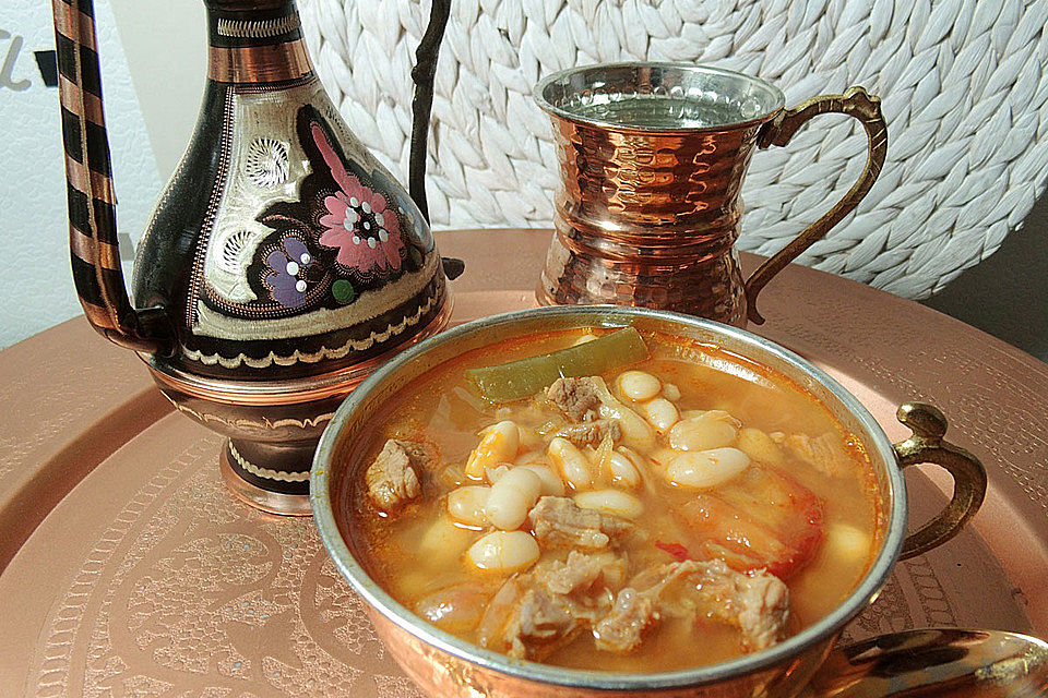 Weiße Bohnen im Güvec (Tontopf)