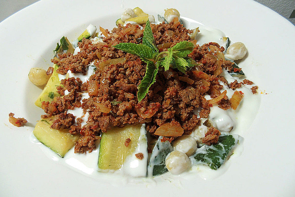 Zucchini mit Bulgur-Bällchen und Hackfleisch