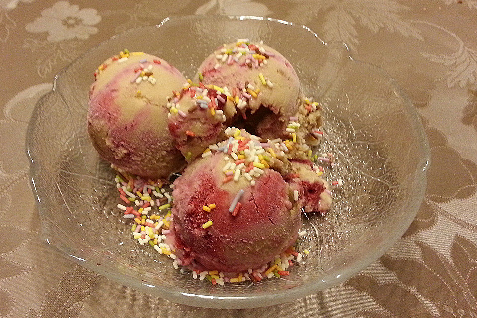 Eiscreme "Lena" mit Nougat und Himbeeren