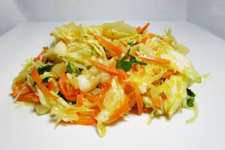 Spitzkohlsalat mit Möhren Spitzkohlsalat mit Möhren