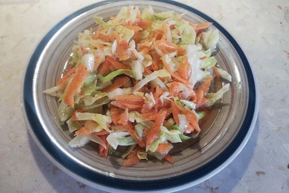 Spitzkohlsalat mit Möhren Spitzkohlsalat mit Möhren
