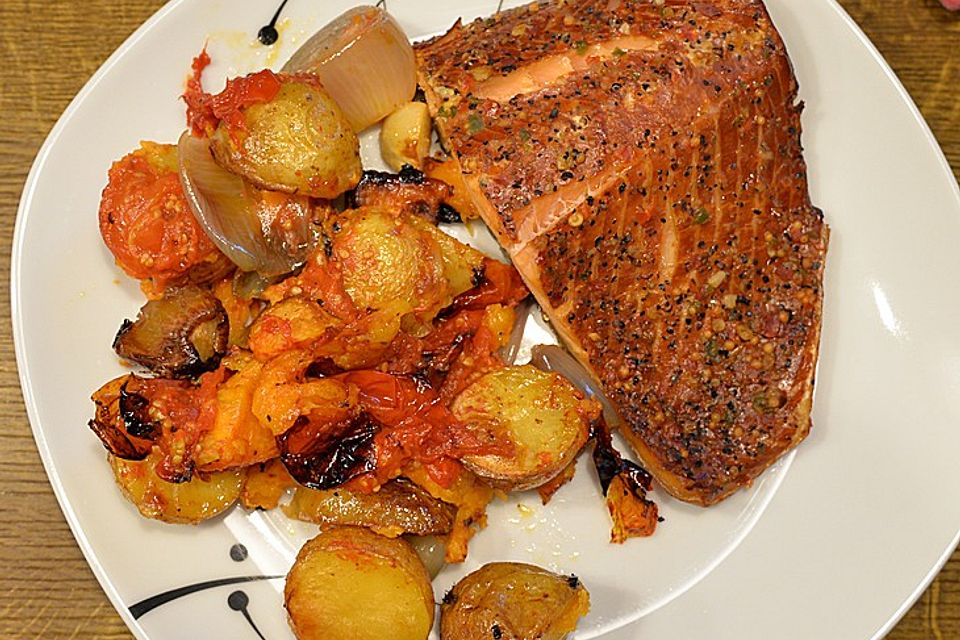 Heißgeräucherter Lachs mit Babykartoffeln, Cocktailtomaten, Schalotten und Süßkartoffelschnitzen aus dem Ofen