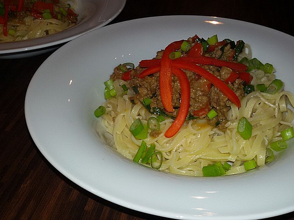 Thailändisches rotes Hackfleisch-Curry mit Basilikum von cocinero72 ...