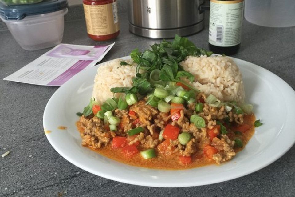 Thailändisches rotes Hackfleisch-Curry mit Basilikum