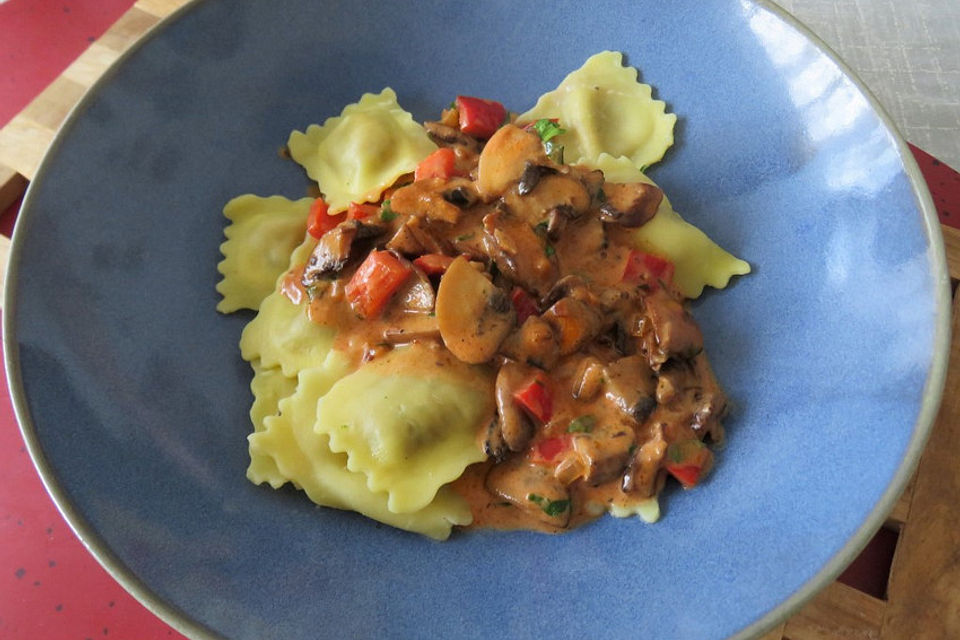 Tortiglioni mit Champignon-Paprika-Rahmsauce