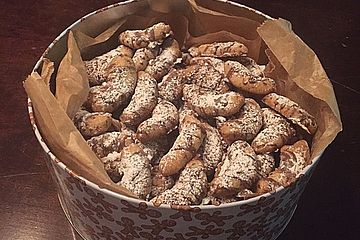 Vanillekipferl mit Cranberries und Schokoglasur