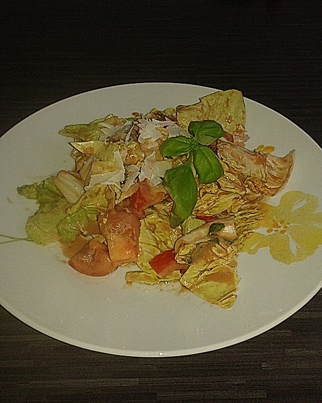 Zuckerhut-Salat mit fruchtigem Tomaten-Joghurt-Dressing
