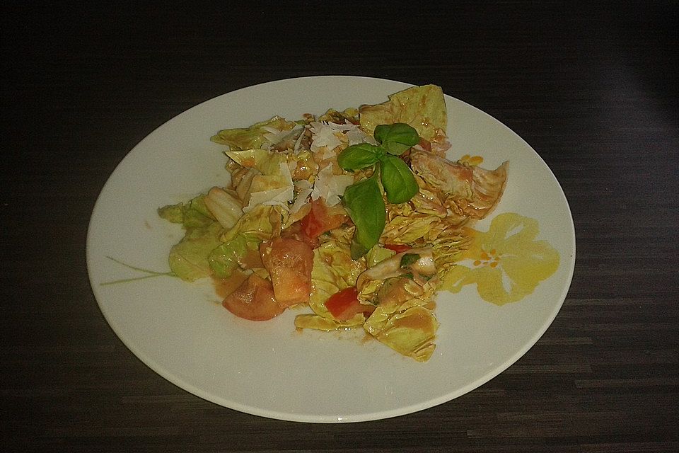 Zuckerhut-Salat mit fruchtigem Tomaten-Joghurt-Dressing