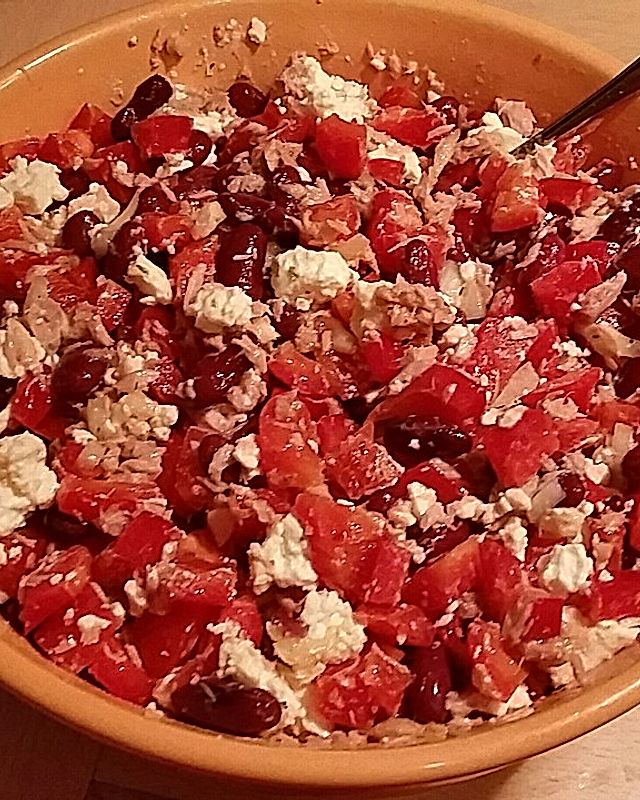 Paprika-Feta-Salat mit Kidneybohnen und Thunfisch