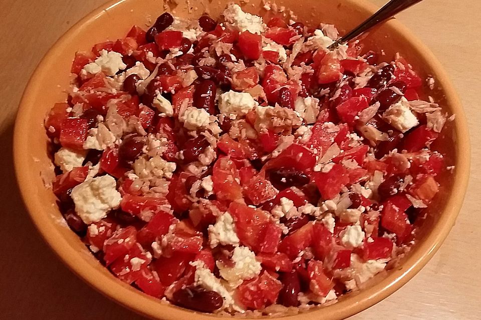 Paprika-Feta-Salat mit Kidneybohnen und Thunfisch