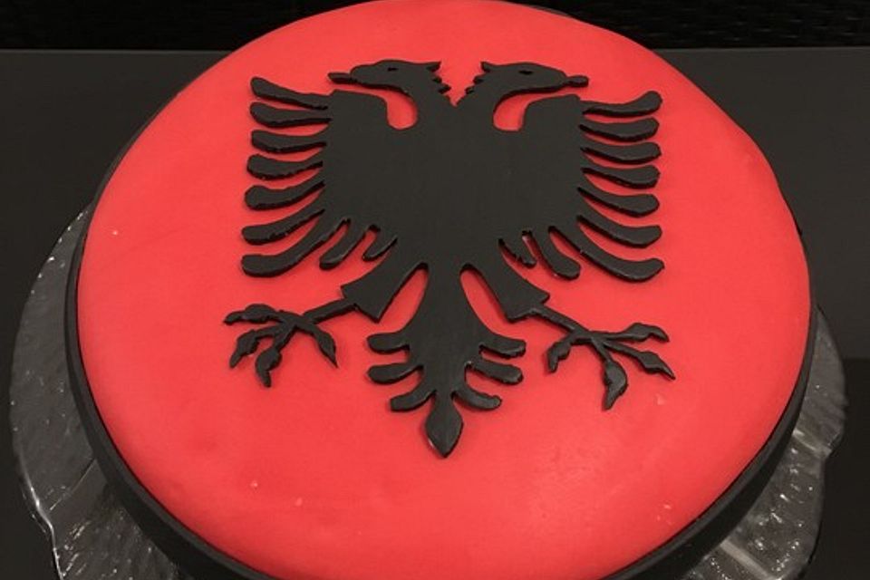 Erdbeersahne-Schichttorte mit Mandelboden