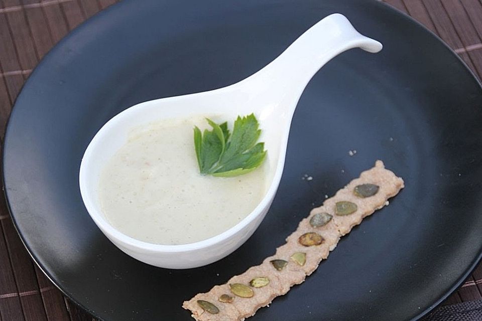 Apfel-Sellerie-Suppe mit Kürbisstange