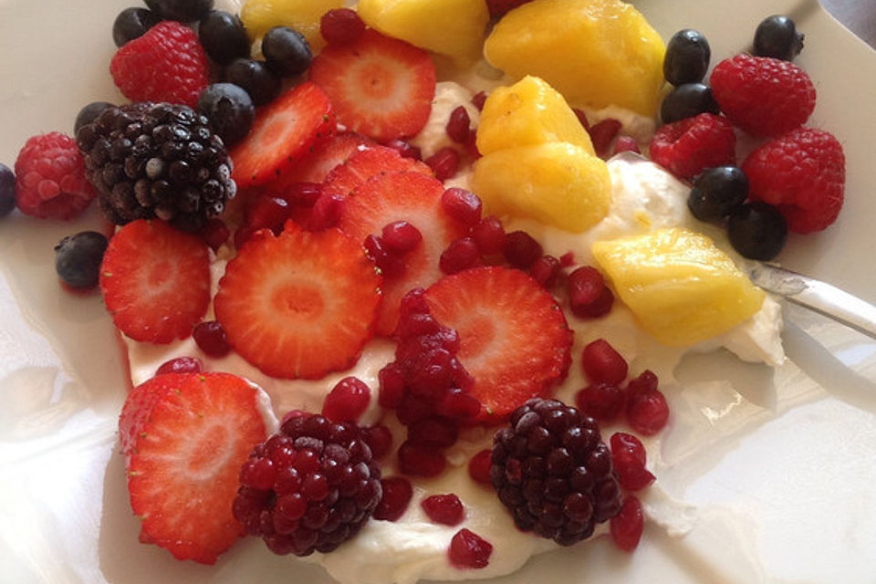 Obstsalat mit Sahnequark und Zimtzucker