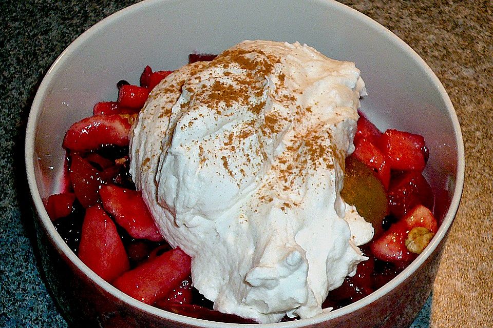 Obstsalat mit Sahnequark und Zimtzucker