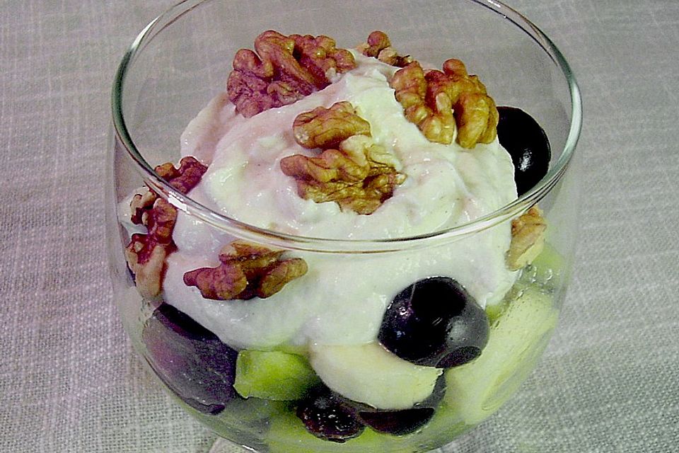 Obstsalat mit Sahnequark und Zimtzucker