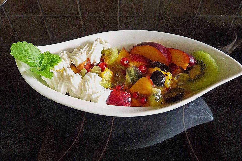 Obstsalat mit Sahnequark und Zimtzucker