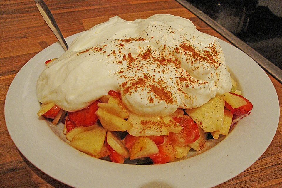 Obstsalat mit Sahnequark und Zimtzucker