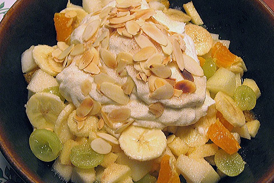 Obstsalat mit Sahnequark und Zimtzucker