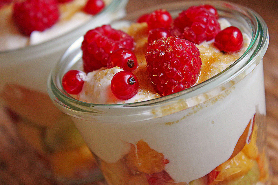 Obstsalat mit Sahnequark und Zimtzucker