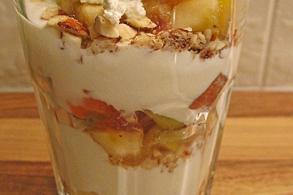 Obstsalat mit Sahnequark und Zimtzucker