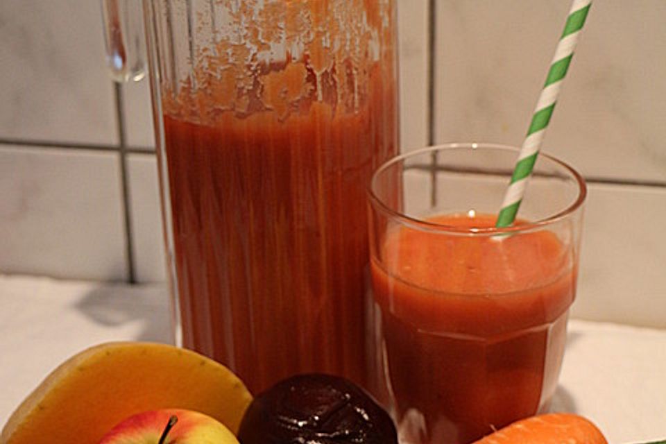 Möhre-Kürbis-Rote-Bete-Gurke-Apfel-Mango-Smoothie mit Ingwer