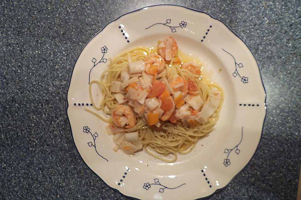 Spaghetti mit Garnelen, Surimi und Tomaten in Knoblauchöl