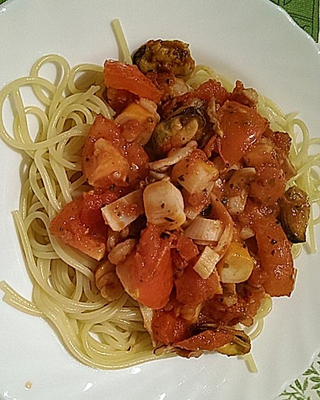 Spaghetti mit Garnelen, Surimi und Tomaten in Knoblauchöl