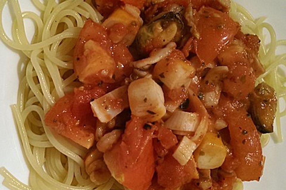 Spaghetti mit Garnelen, Surimi und Tomaten in Knoblauchöl