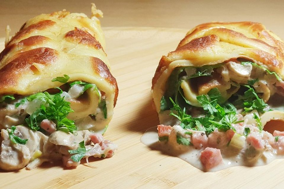 Pfannkuchen mit Pilz-Frischkäse-Speck-Füllung und Rucola