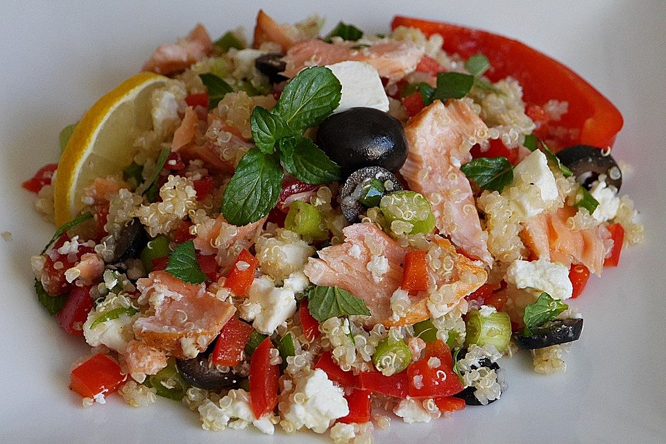 Quinoasalat mit Lachs und Feta