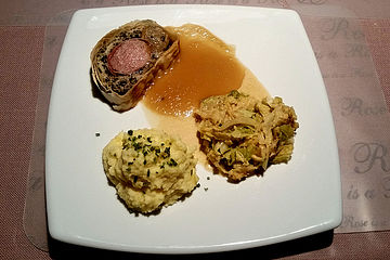 Schweinefilet umhüllt von Herbsttrompetenfarce im Filoteigmantel mit Calvadossauce, Rahmwirsing und Kartoffelpüree