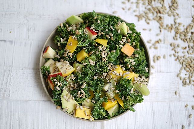 Grünkohlsalat mit Erdnussdressing von mrs-delicious| Chefkoch