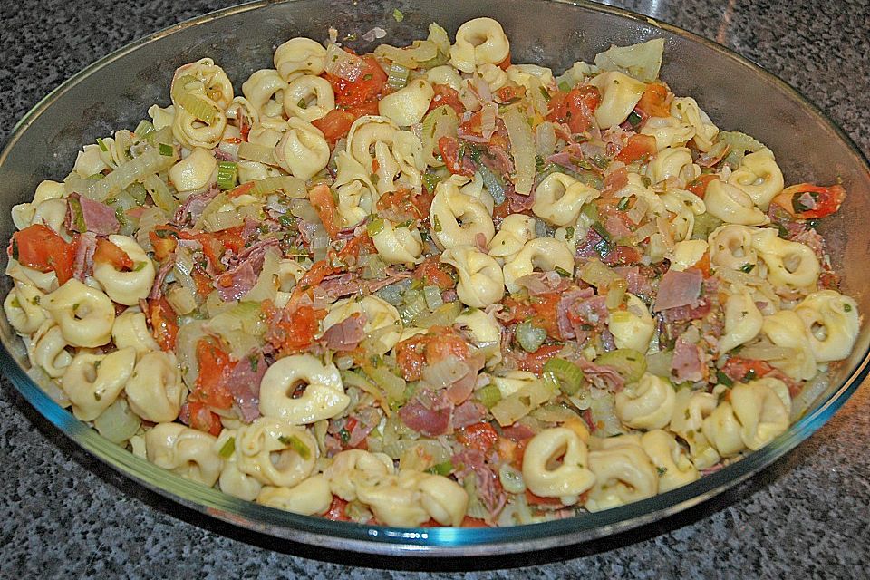 Tortelliniauflauf mit Salbei und Parmaschinken