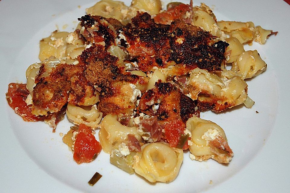 Tortelliniauflauf mit Salbei und Parmaschinken