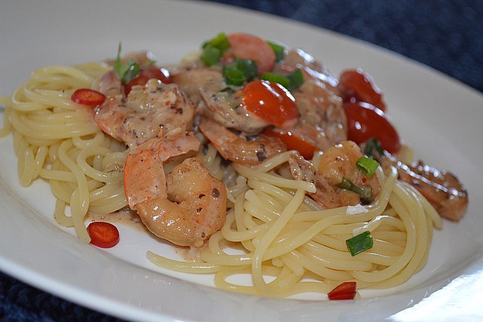 Spaghetti mit Garnelen in Kokossauce