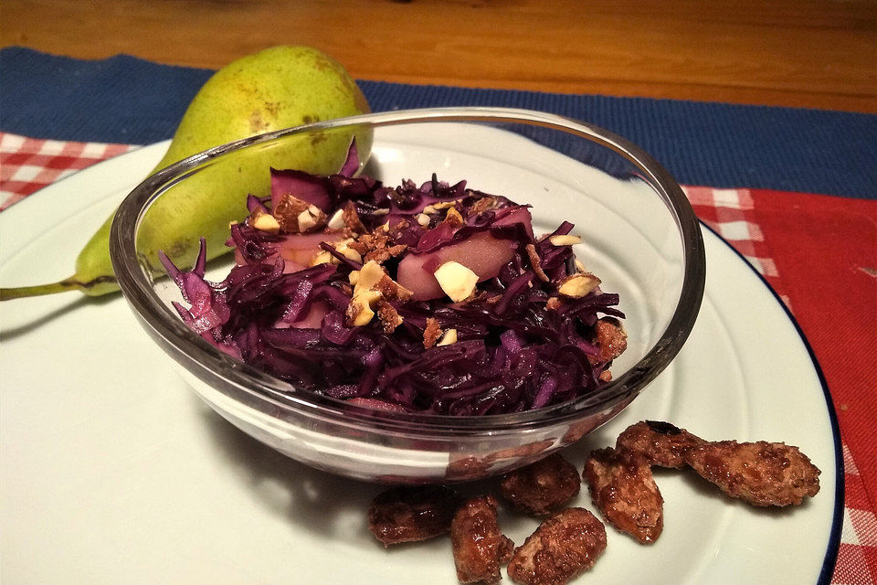 Rotkohl-Birnen-Salat mit gebrannten Mandeln