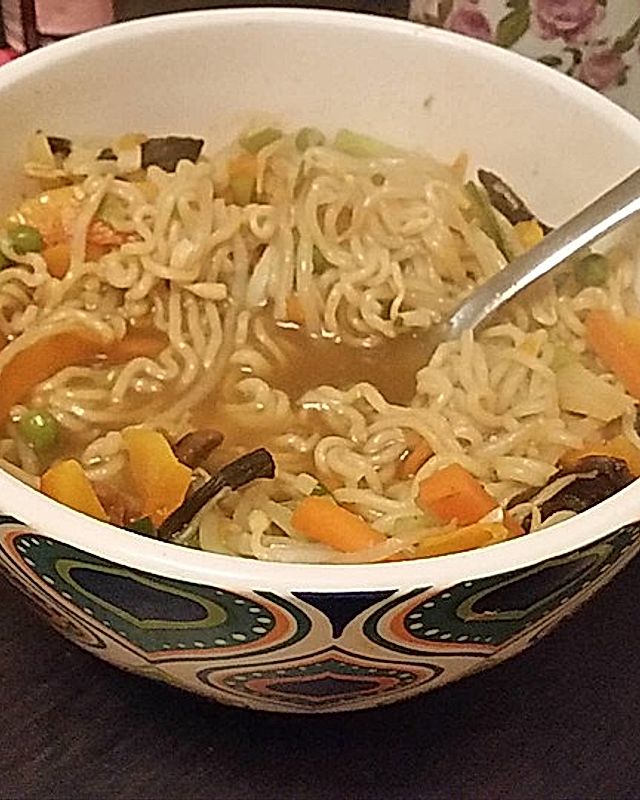 Asia Gemüse-Nudel-Suppe