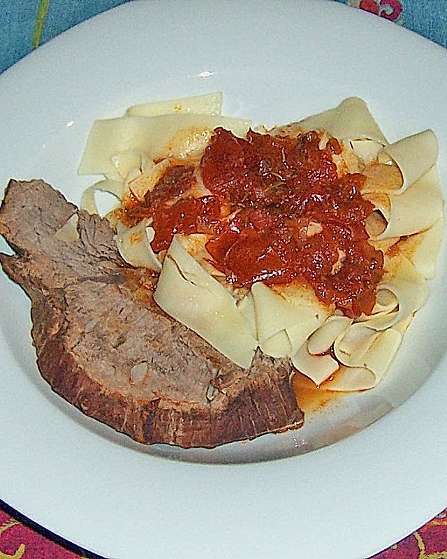 Griechisches Kalbsfleisch in Tomatensoße mit Nudeln