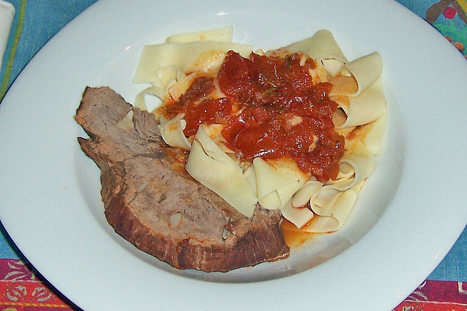 Griechisches Kalbsfleisch in Tomatensoße mit Nudeln