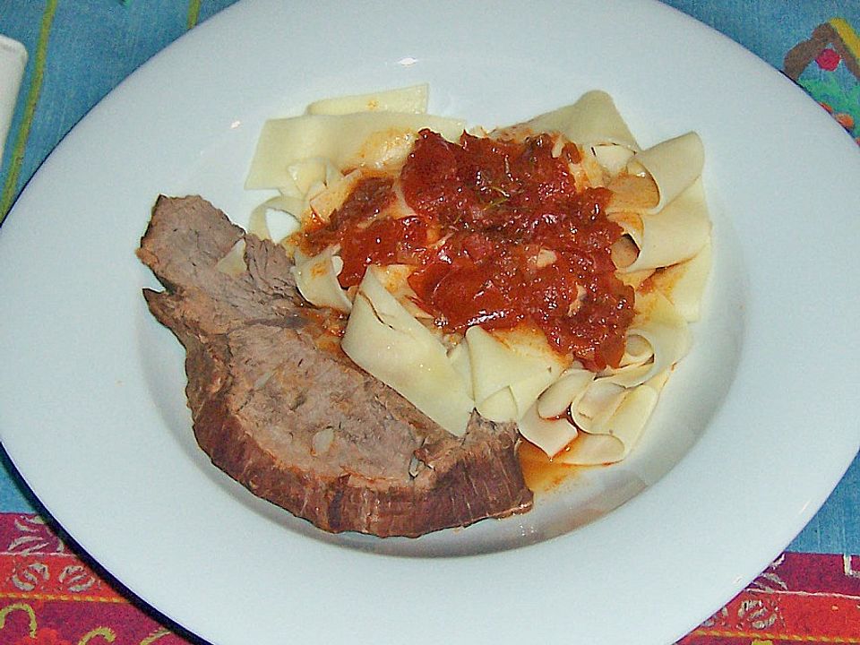 Griechisches Kalbsfleisch in Tomatensoße mit Nudeln von Bruzzelregi ...